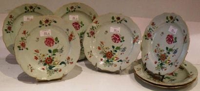 Sept assiettes en porcelaine de la famille...