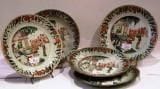 Cinq assiettes plates en porcelaine famille...