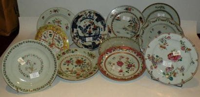 Huit assiettes en porcelaine famille rose,...
