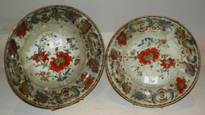 Deux assiettes en porcelaine de la famille...