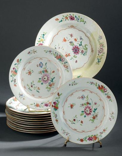 Douze assiettes plates et un petit plat en...