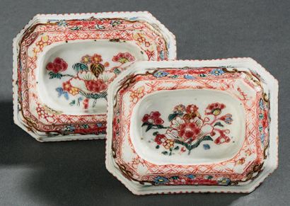 Paire de salerons en porcelaine famille rose...