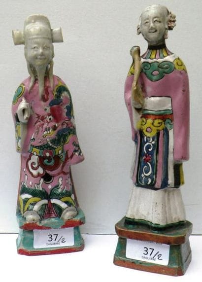 Deux statuettes en porcelaine famille rose...
