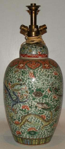 Vase couvert en porcelaine famille verte,...