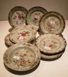 Huit assiettes plates et une assiette creuse...