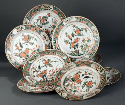 Huit assiettes en porcelaine famille verte,...