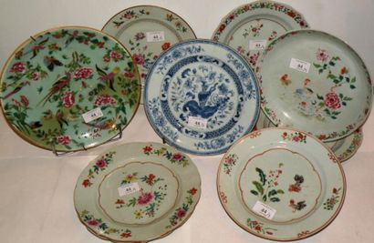 Ensemble de neuf assiettes en porcelaine...