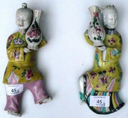 Paire de vases appliques en porcelaine famille...