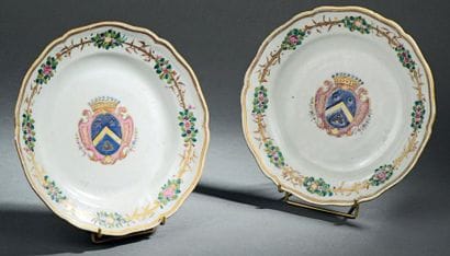 Paire d'assiettes plates armoriées, la bordure...