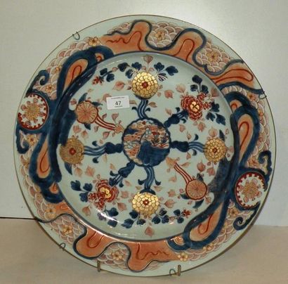 Grand plat en porcelaine Imari chinois, le...