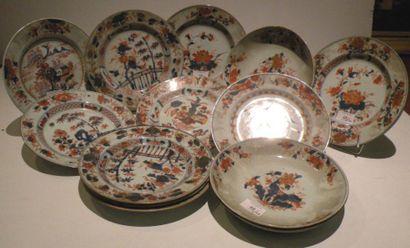 Dix assiettes plates et trois assiettes creuses...