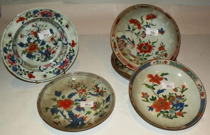 Quatre coupes et une assiette creuse en porcelaine...