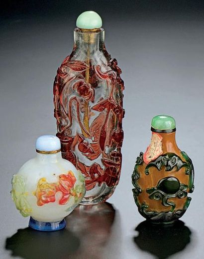Trois tabatières en verre overlay. La première...