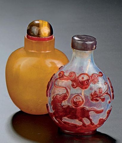 Cinq tabatières en agate et en verre, trois...