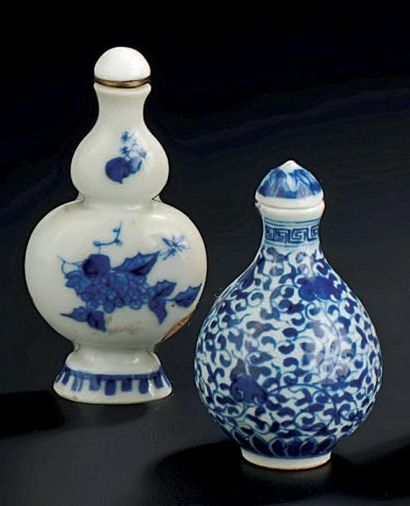 Deux tabatières en porcelaine bleu blanc,...