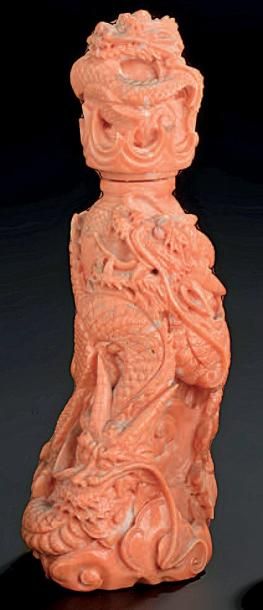 Tabatière en corail sculpté d'un dragon tournant...
