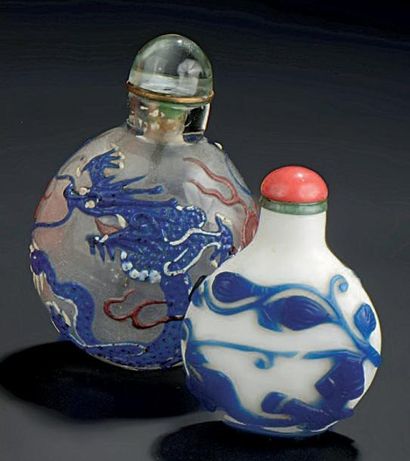 Deux tabatières en verre, l'une transparente...
