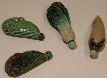Quatre tabatières en porcelaine, l'une en...