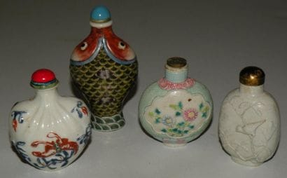 Quatre tabatières en porcelaine, une première...