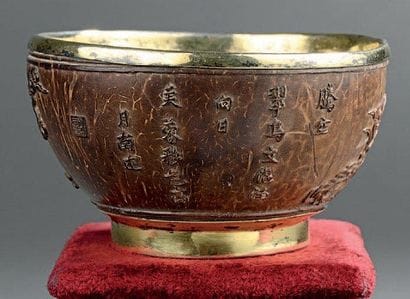 Coupe hémisphérique en noix de coco finement...
