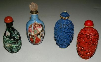 Quatre tabatières en porcelaine, deux tabatières...