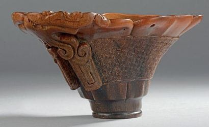 Coupe libatoire en corne de rhinocéros sculptée...
