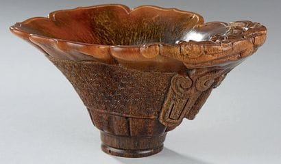 Coupe libatoire en corne de rhinocéros sculptée...