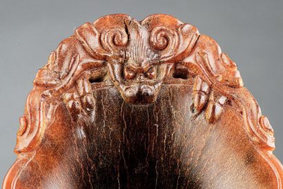 Coupe libatoire en corne de rhinocéros sculptée...