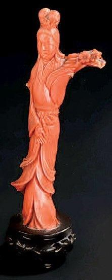 Statuette en corail rouge sculpté représentant...