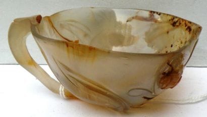 Petite coupelle en agate en forme de pêche,...