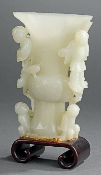 Vase en jade céladon sculpté, de forme Gu...
