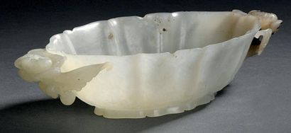 Coupelle en jade sculpté, de forme ovale...