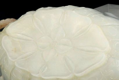 Coupelle en jade sculpté, de forme ovale...