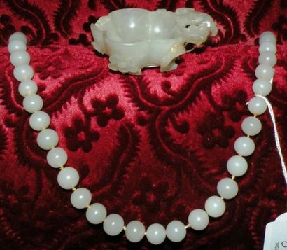 Collier et coupelle en jade céladon pâle,...