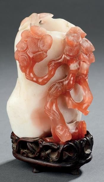Petit vase en cornaline sculptée en forme...