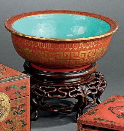 Coupe en porcelaine corail et or, de forme...