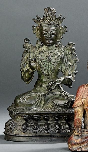 Boddhisattva en bronze, représenté assis...