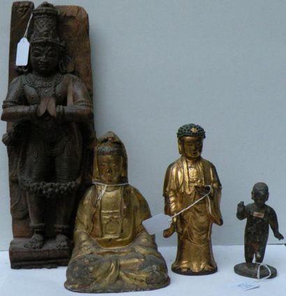 Statuettes de Bouddha représenté debout et...