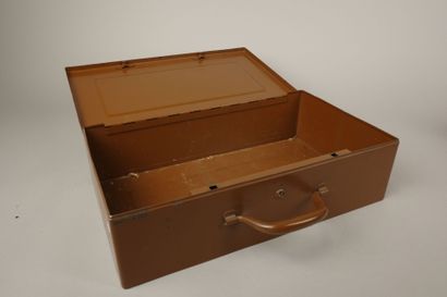 Coffret en métal laqué brun à une poignée...