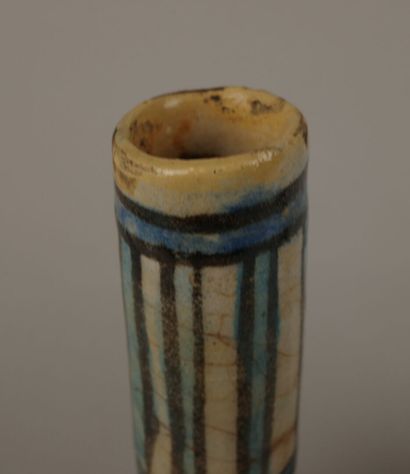 Lot de deux vases en céramique polychrome...
