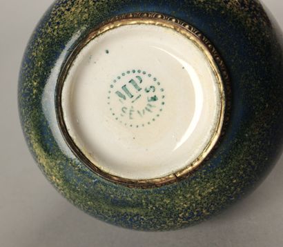 Paul MILLET (1870-1950) à Sèvres. Petit vase...