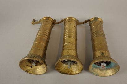 Lot comprenant : 3 anciens moulins à poivre...