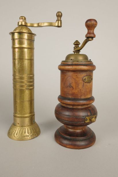Lot comprenant : 3 anciens moulins à poivre...