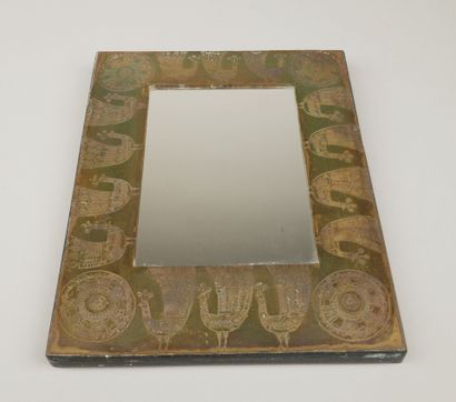 Miroir rectangulaire, le cadre à décor gravé...