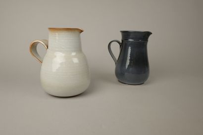 Lots de deux grands pichet, l'un beige moucheté...