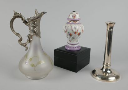 Lot comprenant : une aiguière en verre à...