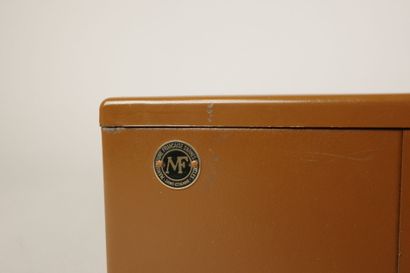 Coffret en métal laqué brun à une poignée...