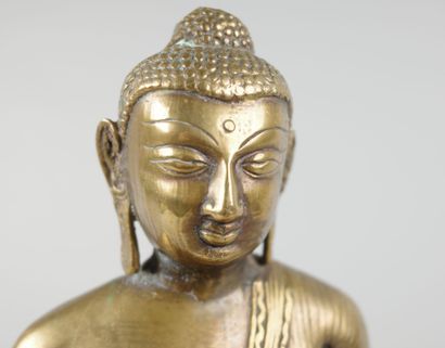 Statue de Bouddha assis Shakyamuni en laiton...