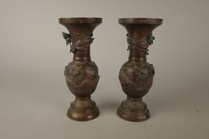 ASIE. Paire de vases Gu en bronze à décor...