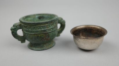 Lot comprenant : une tasse et sa sous-tasse...